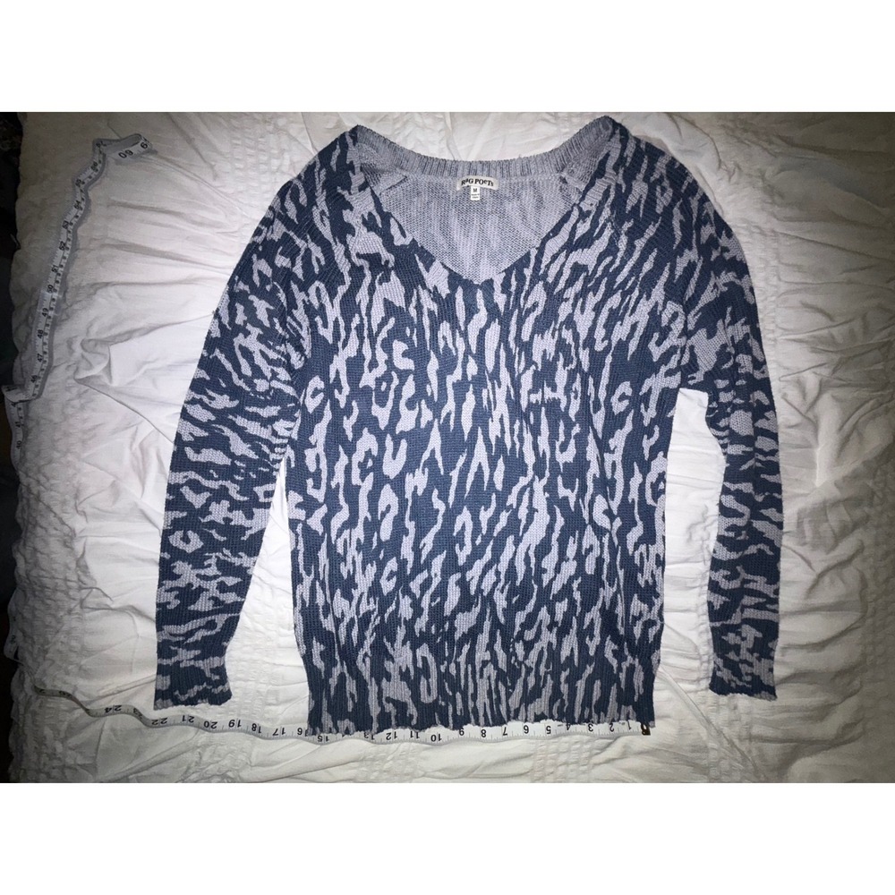 Rag Poets Blue Gray Abstract Animal Print V-Neck Sweater Womens Medium T05-03